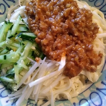 うどんが余っていたのでうどんで作りました！甘めの肉味噌がとても美味しかったです♪今度は中華麺で作りたいです(^^)